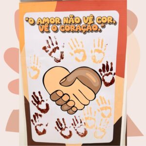 Cartaz: “O amor não vê cor, vê o coração.”